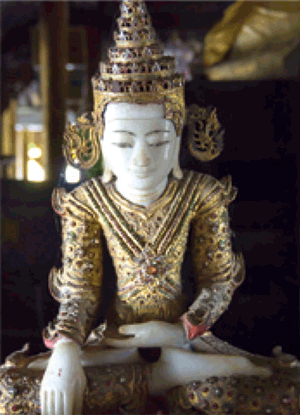 Burma. Ein aus Elfenbein und Gold gefertigter Buddha